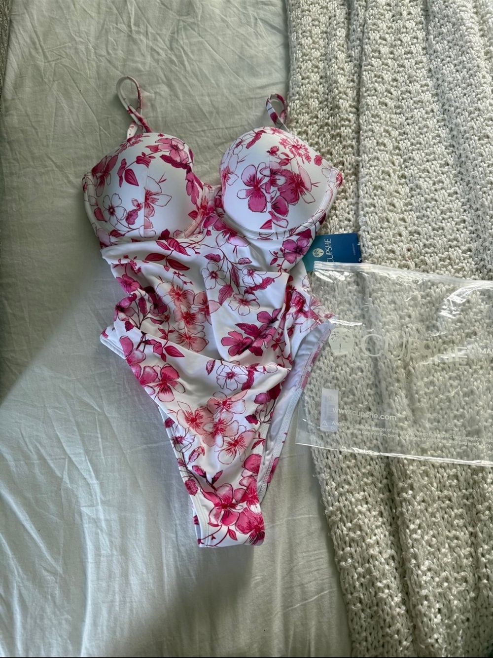 Brand new cupshe Floral One-Piece Swimsuit in White and Pink